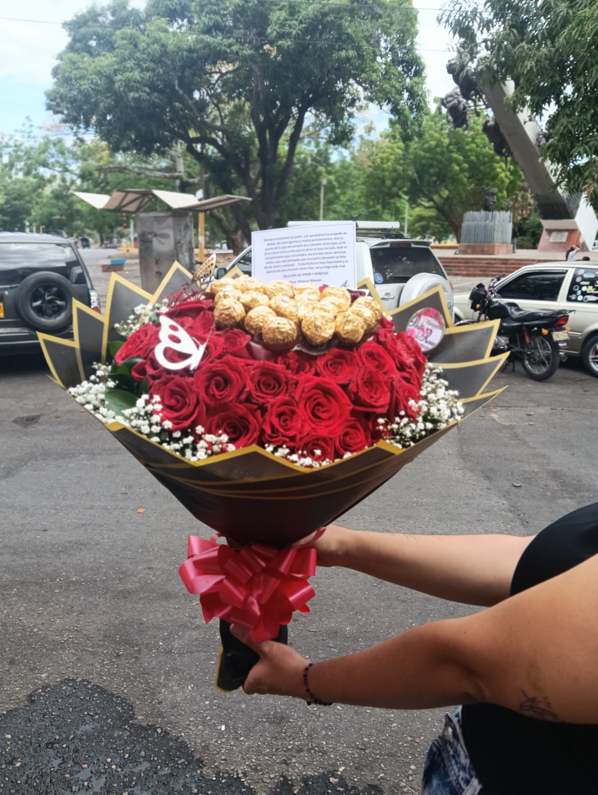Ramo floral de Rosas y Chocolates Ferrero de Pétalos de Rosas
