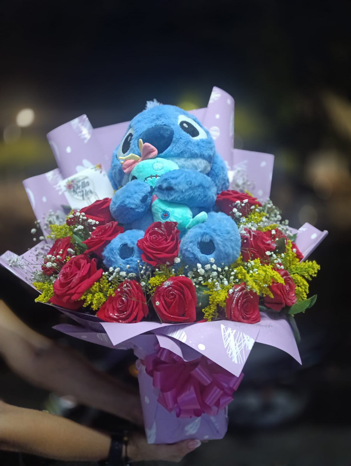 Ramo con peluche Stitch y rosas rojas