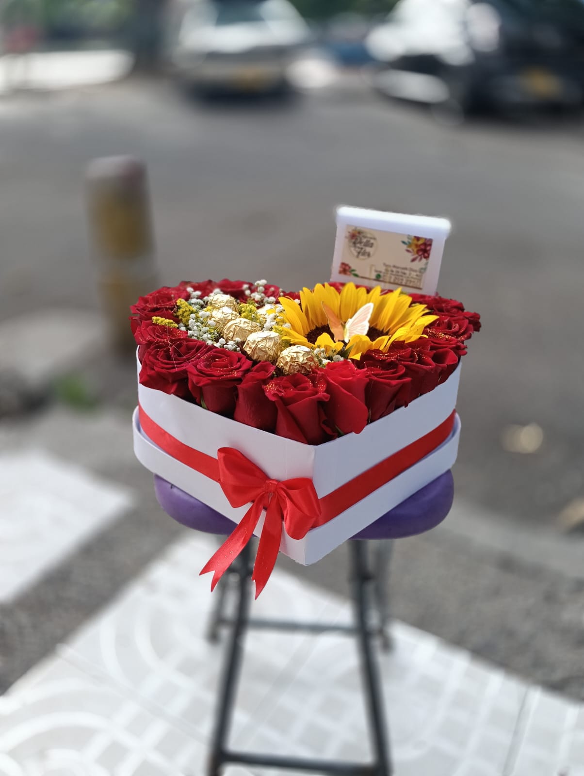 Caja corazón con rosas rojas, girasol y bombones Ferrero