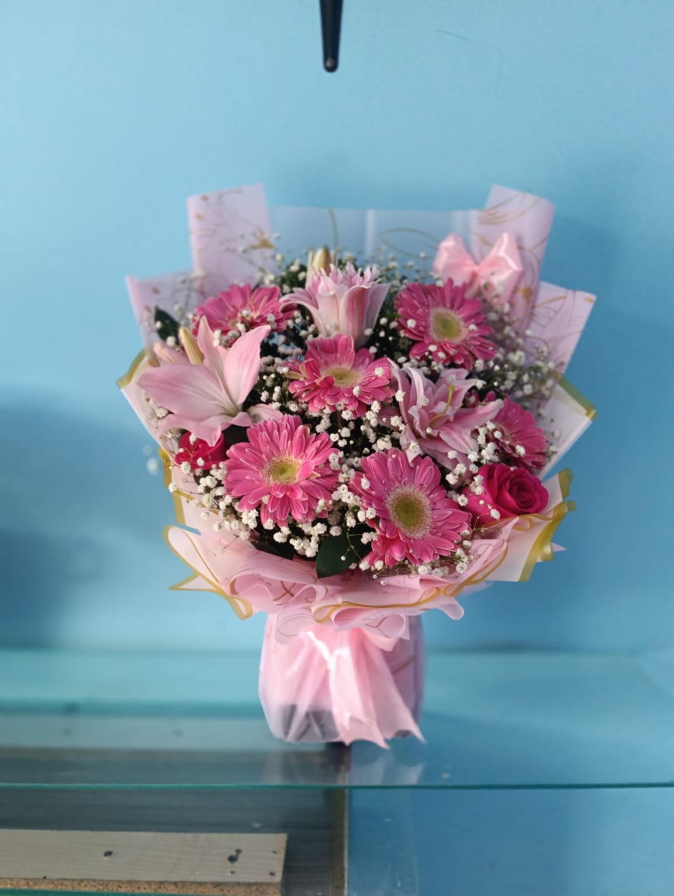 Bouquet de gerberas rosadas y lirios aromáticos