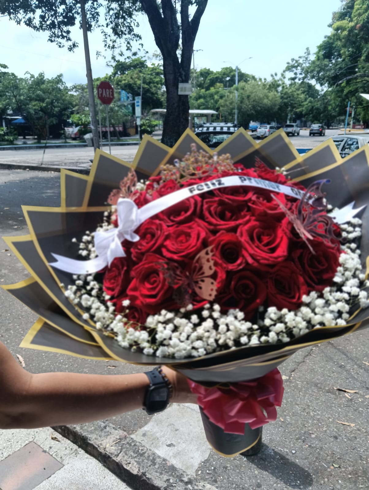Ramo de rosas rojas con corona de pedrería