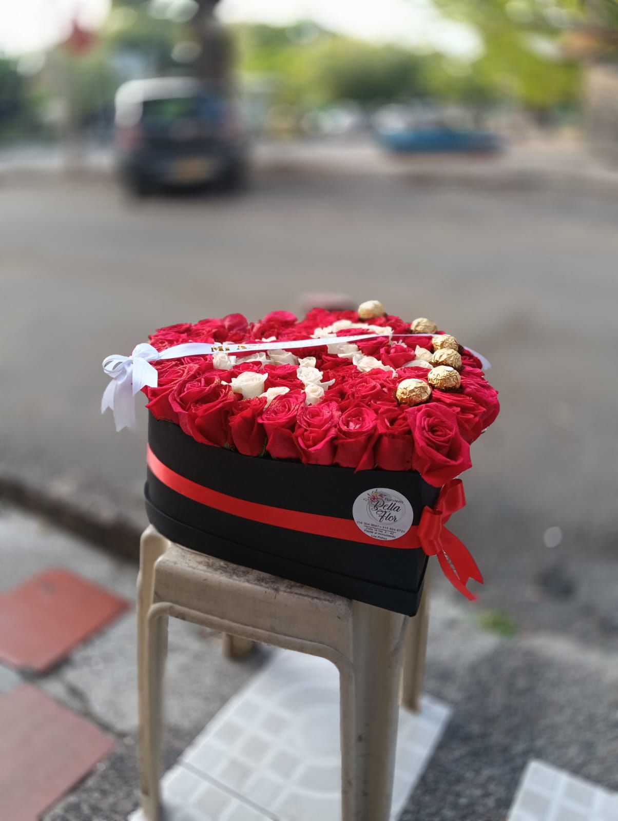 Caja corazón de rosas rojas y blancas con inicial