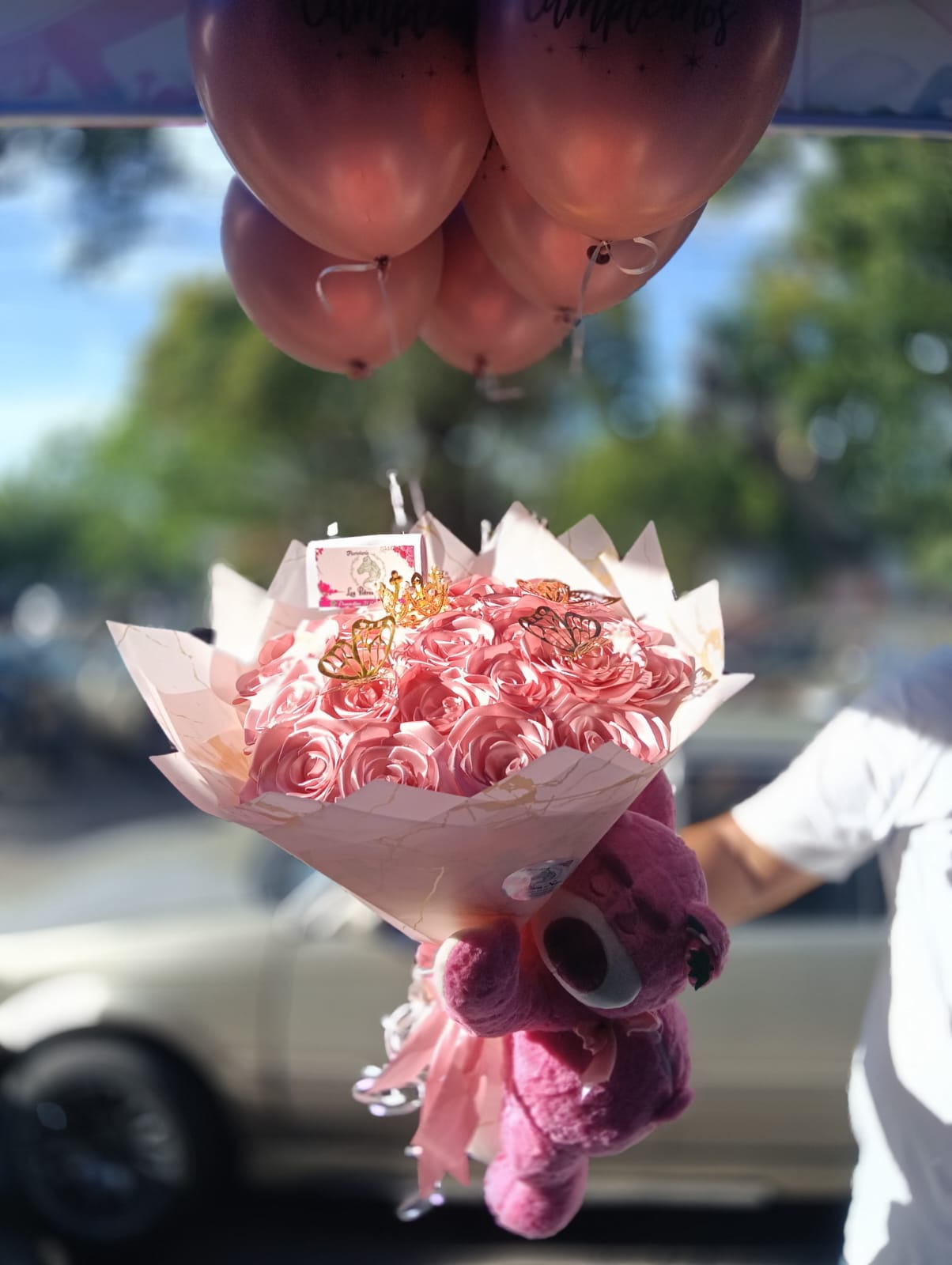 Bouquet de rosas rosa palo con globos y peluche