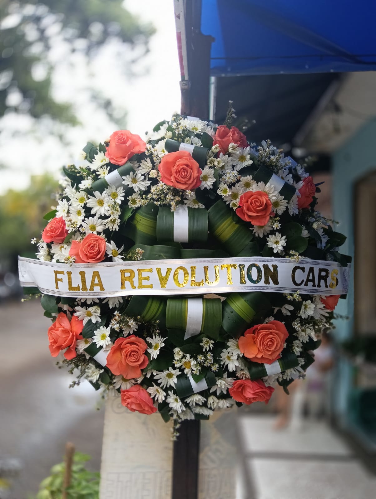 Corona floral de condolencias con rosas y follaje